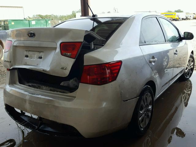 KNAFU4A24D5648081 - 2013 KIA FORTE EX WHITE photo 4