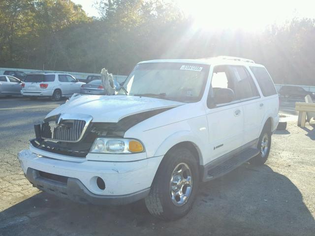 5LMFU28R82LJ11161 - 2002 LINCOLN NAVIGATOR Ақ фото 2