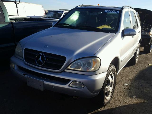 4JGAB54E32A336302 - 2002 MERCEDES-BENZ ML 320 GRAY photo 2