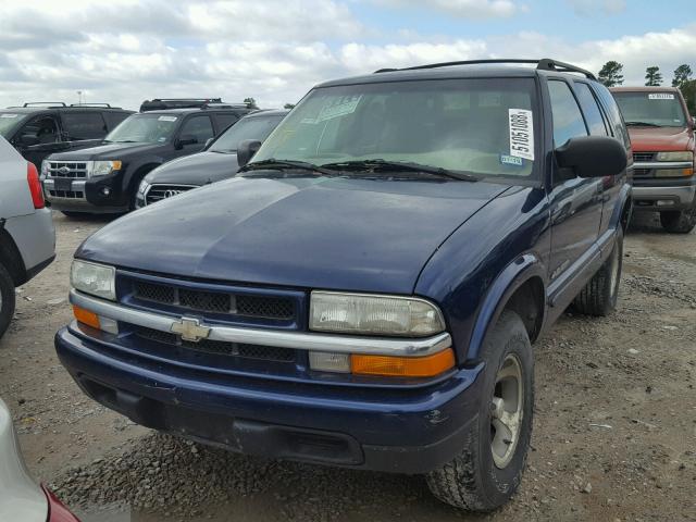 1GNCS13W22K141390 - 2002 CHEVROLET BLAZER BLUE photo 2