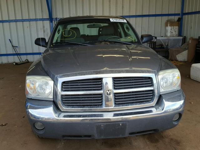 1D7HW48N05S224590 - 2005 DODGE DAKOTA QUA GRAY photo 9