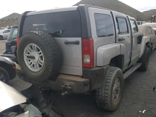 5GTDN136X68118729 - 2006 HUMMER H3 GRAY photo 4