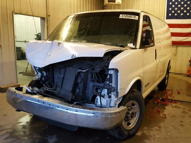 1GTHG35U331158469 - 2003 GMC SAVANA G35 WHITE photo 2