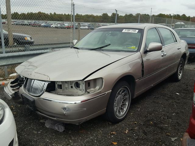 1LNHM82W8YY940918 - 2000 LINCOLN TOWN CAR S TAN photo 2