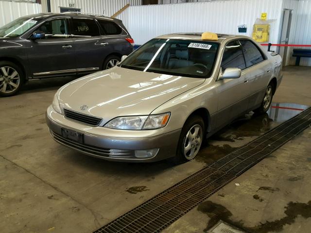 JT8BF28G9W5029799 - 1998 LEXUS ES 300 SILVER photo 2