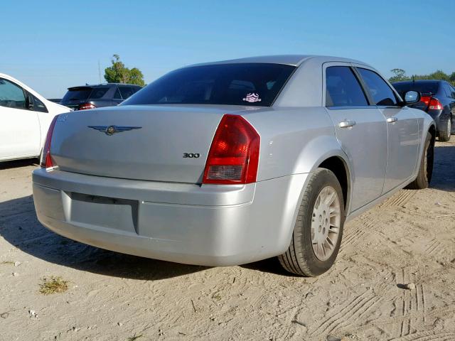 2C3KA43RX7H682063 - 2007 CHRYSLER 300 SILVER photo 4