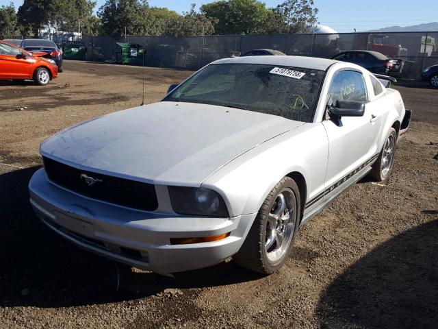 1ZVFT80N755202661 - 2005 FORD MUSTANG SILVER photo 2