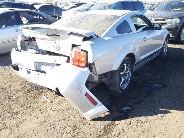 1ZVFT80N755202661 - 2005 FORD MUSTANG SILVER photo 4