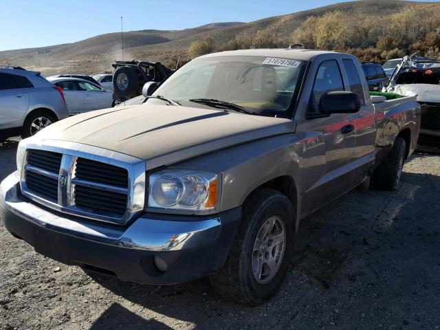 1D7HW42K05S214589 - 2005 DODGE DAKOTA SLT GOLD photo 2