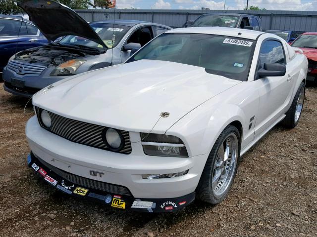 1ZVHT82H755210260 - 2005 FORD MUSTANG GT WHITE photo 2