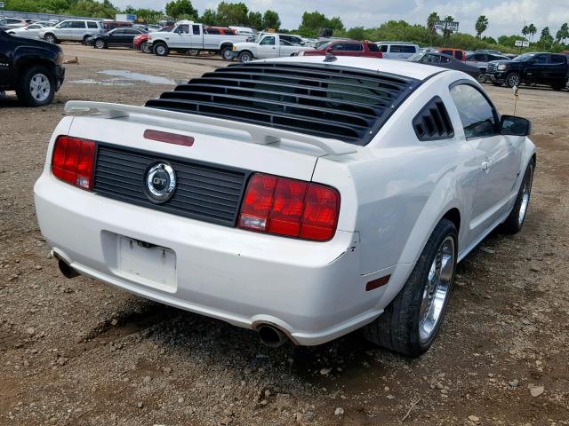 1ZVHT82H755210260 - 2005 FORD MUSTANG GT WHITE photo 4