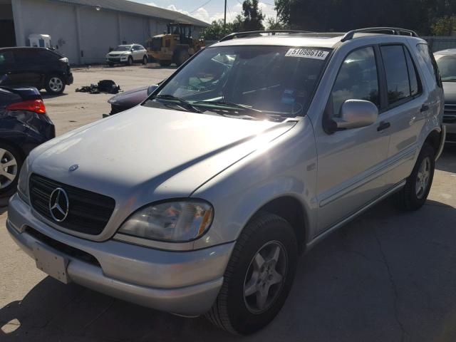 4JGAB54E61A250139 - 2001 MERCEDES-BENZ ML 320 SILVER photo 2