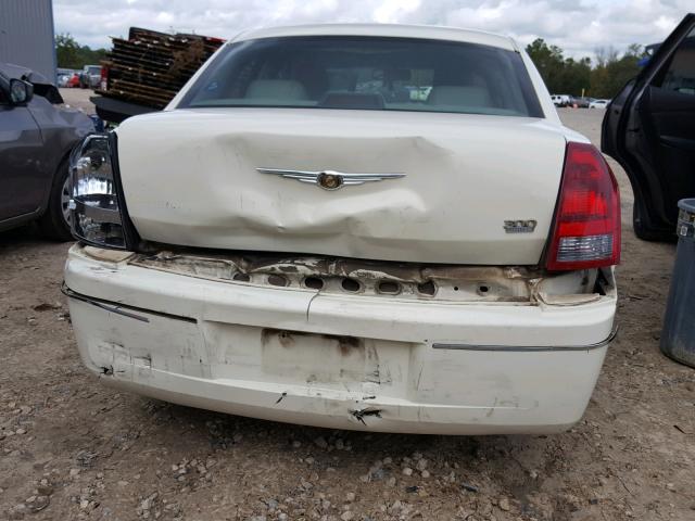 2C3KA53G56H360689 - 2006 CHRYSLER 300 TOURIN WHITE photo 9