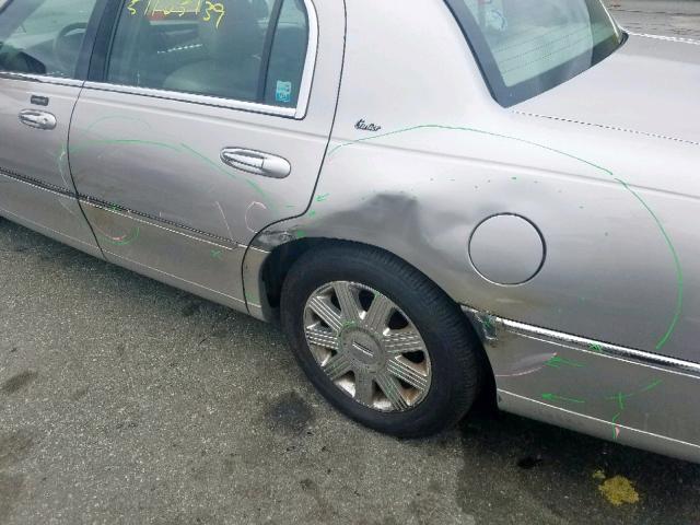 1LNHM83W43Y631616 - 2003 LINCOLN TOWN CAR C SILVER photo 9