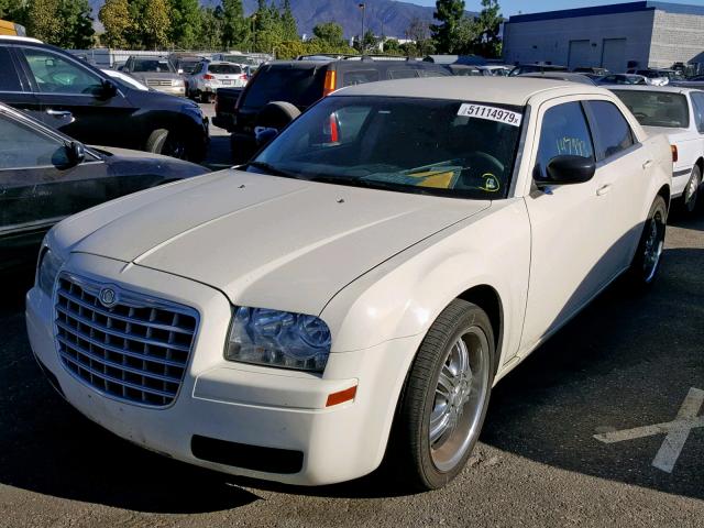 2C3KA43R67H691052 - 2007 CHRYSLER 300 WHITE photo 2