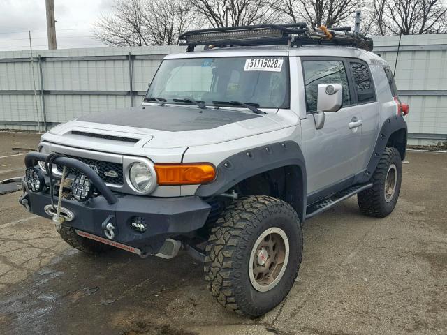 JTEBU11F670087513 - 2007 TOYOTA FJ CRUISER SILVER photo 2