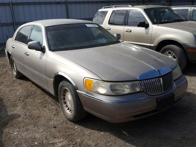 1LNHM81W0XY645456 - 1999 LINCOLN TOWN CAR E GOLD photo 1