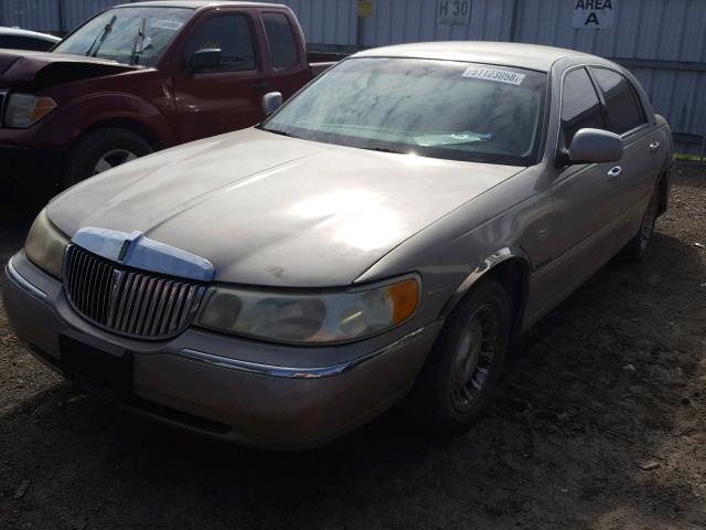 1LNHM81W0XY645456 - 1999 LINCOLN TOWN CAR E GOLD photo 2