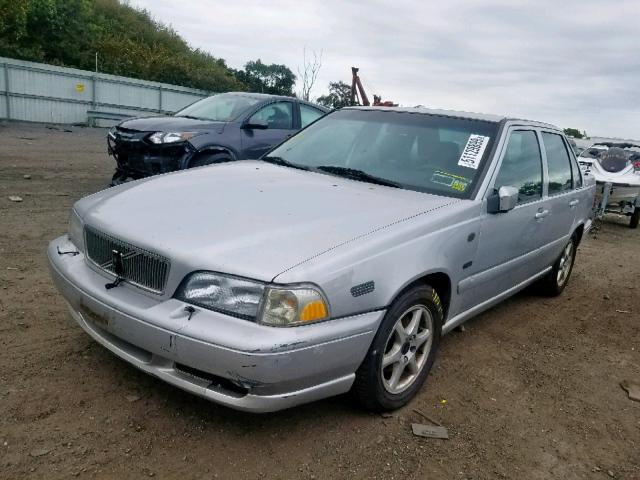 YV1LS5578W2505978 - 1998 VOLVO S70 GRAY photo 2