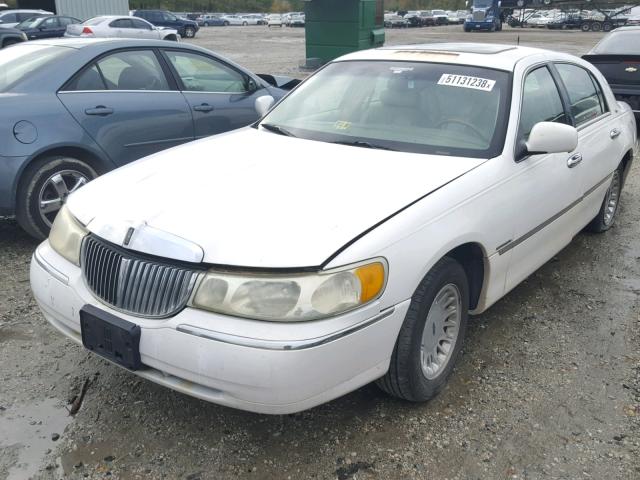 1LNHM83W12Y671215 - 2002 LINCOLN TOWN CAR C WHITE photo 2