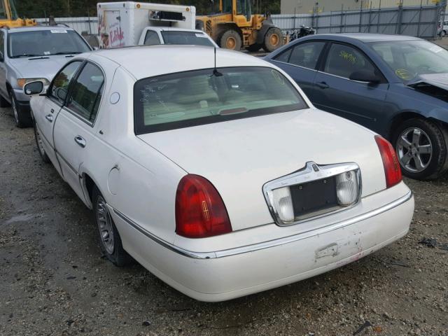 1LNHM83W12Y671215 - 2002 LINCOLN TOWN CAR C WHITE photo 3