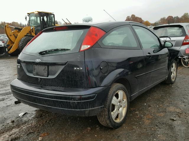 3FAFP31N95R130325 - 2005 FORD FOCUS ZX3 BLACK photo 4