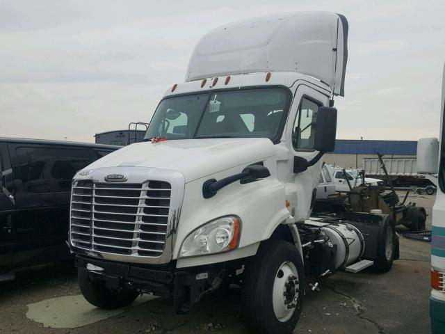 1FUBGAD48GLGU8729 - 2016 FREIGHTLINER CASCADIA 1 WHITE photo 2