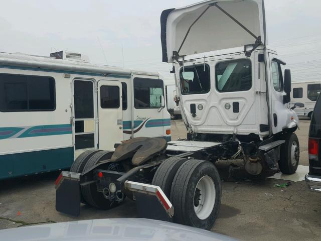 1FUBGAD48GLGU8729 - 2016 FREIGHTLINER CASCADIA 1 WHITE photo 4