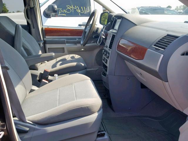 2A8HR54189R514702 - 2009 CHRYSLER TOWN & COU BEIGE photo 5