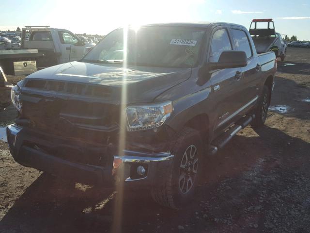 5TFDY5F11FX424438 - 2015 TOYOTA TUNDRA CRE GRAY photo 2