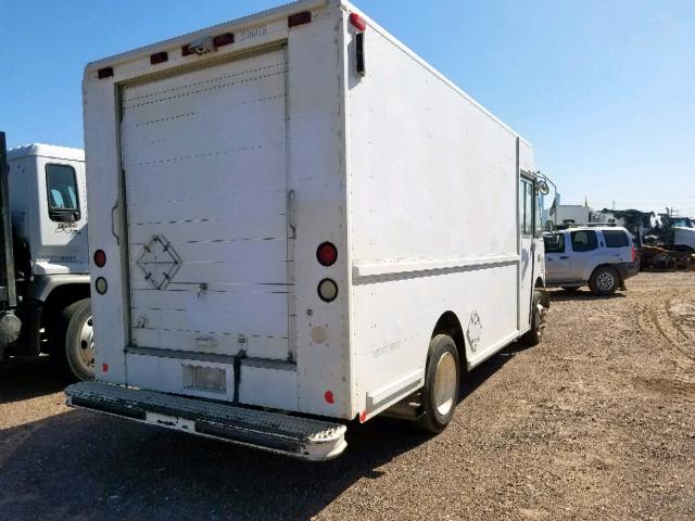 4UZAANBW55CV19000 - 2005 FREIGHTLINER CHASSIS M WHITE photo 4