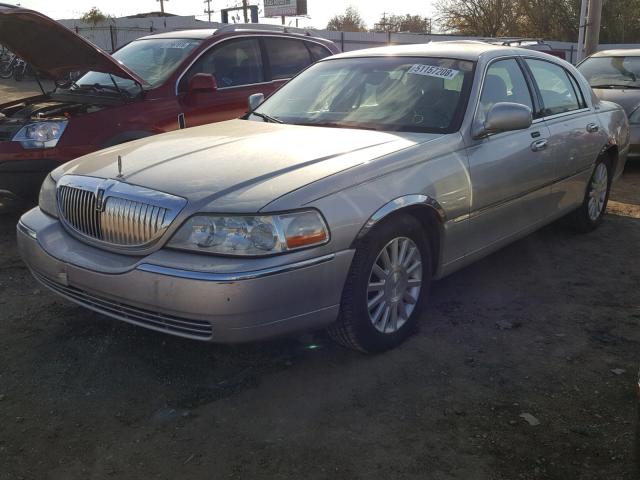 1LNHM81W34Y612415 - 2004 LINCOLN TOWN CAR E SILVER photo 2