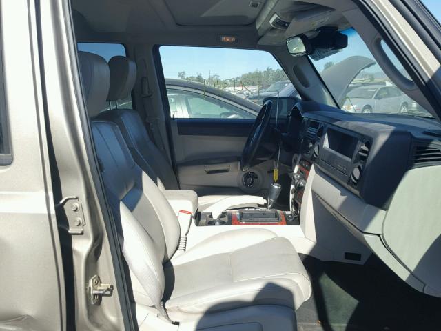 1J8HH58N36C125891 - 2006 JEEP COMMANDER BEIGE photo 5
