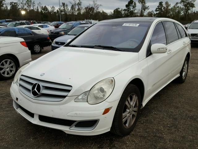 4JGCB75E27A045655 - 2007 MERCEDES-BENZ R 500 WHITE photo 2