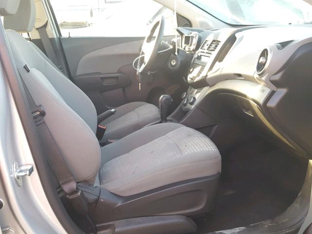 1G1JA5SG6G4174241 - 2016 CHEVROLET SONIC LS 银色 照片 5