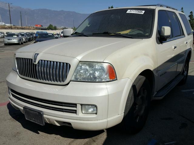5LMFU28515LJ18096 - 2005 LINCOLN NAVIGATOR Biały zdjęcie 2