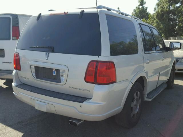 5LMFU28515LJ18096 - 2005 LINCOLN NAVIGATOR Biały zdjęcie 4