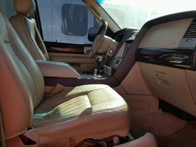 5LMFU28515LJ18096 - 2005 LINCOLN NAVIGATOR Biały zdjęcie 5