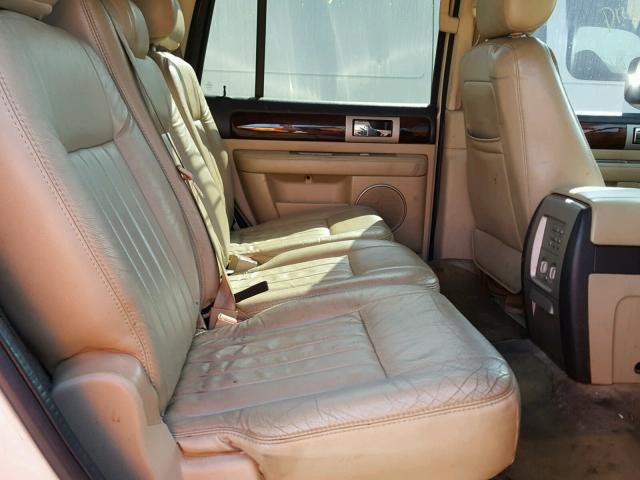 5LMFU28515LJ18096 - 2005 LINCOLN NAVIGATOR Biały zdjęcie 6