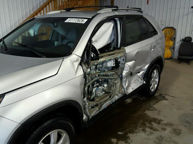 5XYKT4A68DG352088 - 2013 KIA SORENTO LX SILVER photo 10