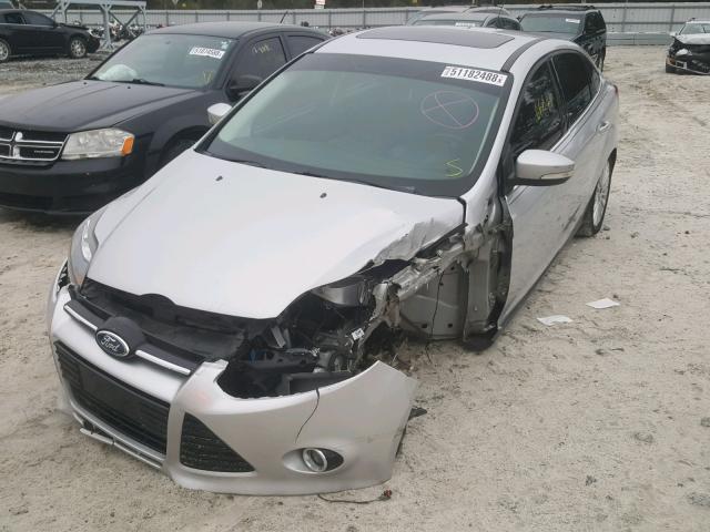 1FAHP3J2XCL318197 - 2012 FORD FOCUS TITA SILVER photo 2