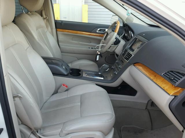 2LMHJ5AT0CBL50284 - 2012 LINCOLN MKT WHITE photo 5