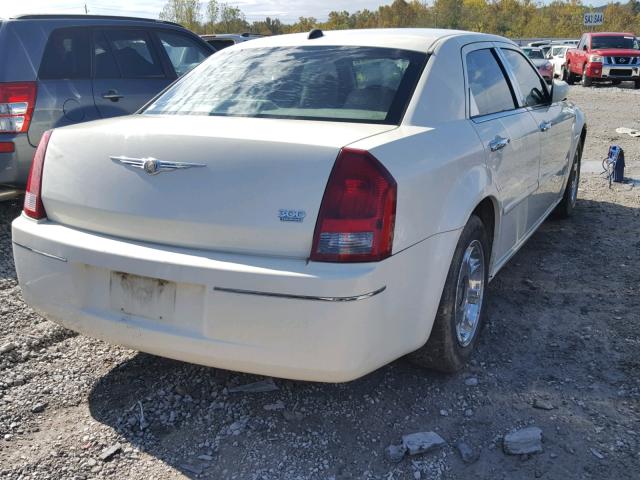 2C3JA53G95H650007 - 2005 CHRYSLER 300 TOURIN WHITE photo 4