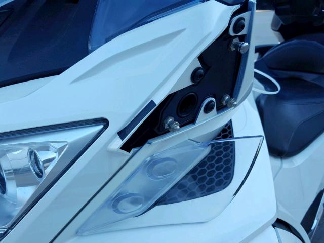 2BXNBDD28FV005374 - 2015 CAN-AM SPYDER ROA WHITE photo 18