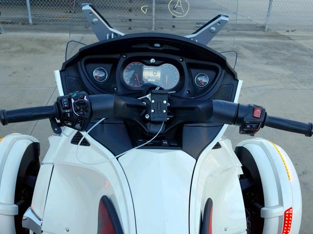 2BXNBDD28FV005374 - 2015 CAN-AM SPYDER ROA WHITE photo 8