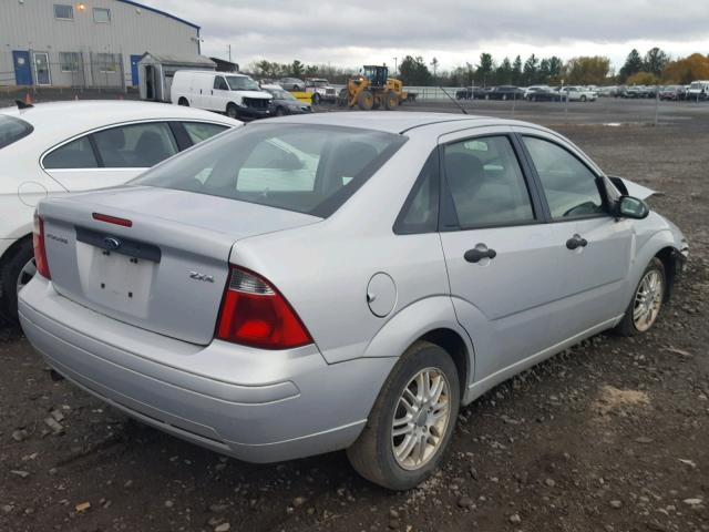 1FAFP34N66W103500 - 2006 FORD FOCUS ZX4 SILVER photo 4