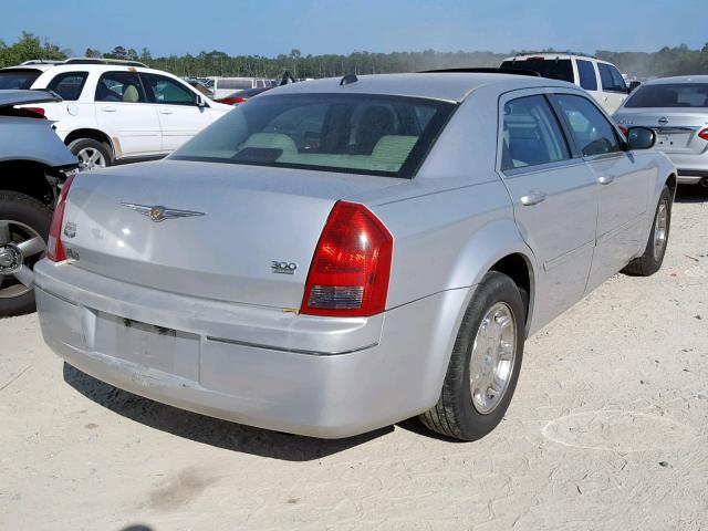 2C3KA53GX6H113961 - 2006 CHRYSLER 300 TOURIN SILVER photo 4