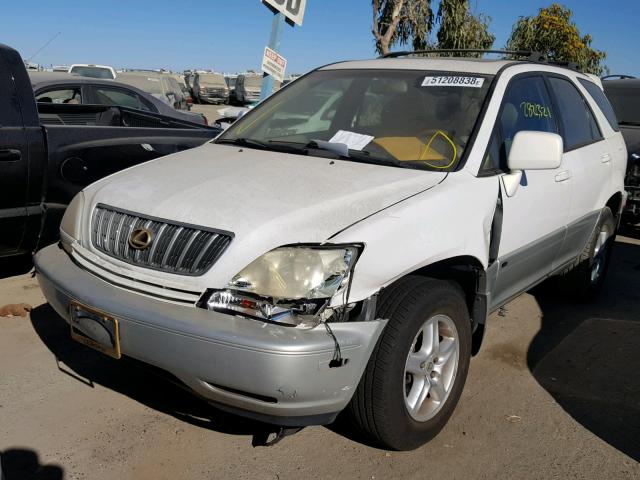 JTJHF10U710200690 - 2001 LEXUS RX 300 WHITE photo 2