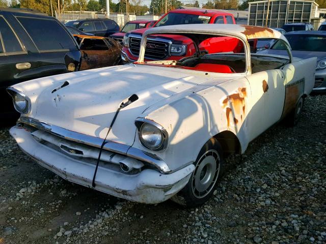 VC57B109393 - 1957 CHEVROLET BELAIR WHITE photo 2