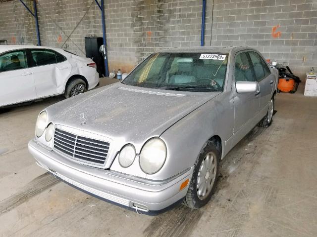 WDBJF65FXWA558250 - 1998 MERCEDES-BENZ E 320 SILVER photo 2